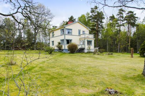 Nice holiday home in Grimshult with proximity to Lidhult in Smaland