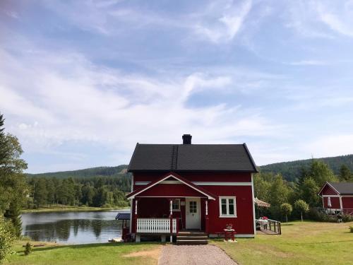 Mysigt fritidshus och annex med eget sjöläge!