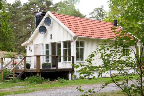 Adorable Haus in einer wunderschönen Natur am Meer